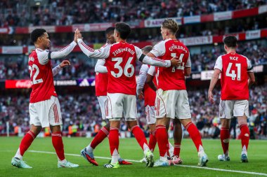 Arsenal 'den Viktor Gyokeres, 23 Ağustos 20255' te Birleşik Emirates Stadyumu 'nda oynanan Premier League maçında 5-0 öne geçmek için takım arkadaşlarıyla penaltısını kutluyor.