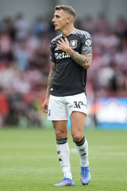 Aston Villa takımından Lucas Digne Premier Lig maçında Brentford Aston Villa 'ya karşı Gtech Community Stadyumu, Londra, 23 Ağustos 2025
