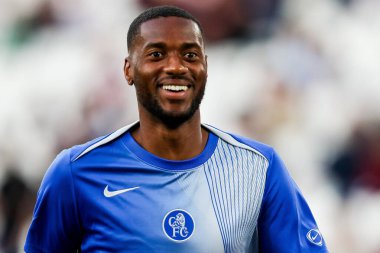 Chelsea 'den Benoit Badiashile, 22 Ağustos 2025' te Londra 'daki Londra Stadyumu' nda oynanan Premier League karşılaşması öncesinde ısınıyor.