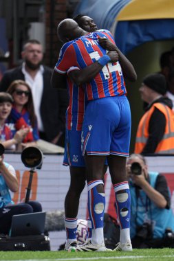 Kristal Saray 'dan Ismala Sarr ve Kristal Saray' dan Jean-Philippe Mateta, Kristal Saray 'dan İsmala Sarr' ın Premier Lig maçı sırasında Nottingham Ormanı 'na karşı oynanan 24 Ağustos 2025' te Selhurst Park, Londra 'da oynanan maçtan sonra gol attılar.