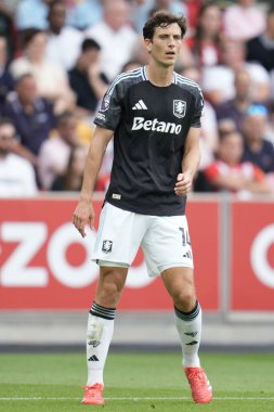 Aston Villa takımından Pau Torres Premier Lig maçında Brentford - Aston Villa maçında Gtech Community Stadyumu, Londra, 23 Ağustos 2025