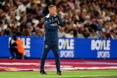 West Ham United takımından Graham Potter, 22 Ağustos 2025 'te Londra' daki Londra Stadyumu 'nda oynanan West Ham United maçında tepki gösterdi.