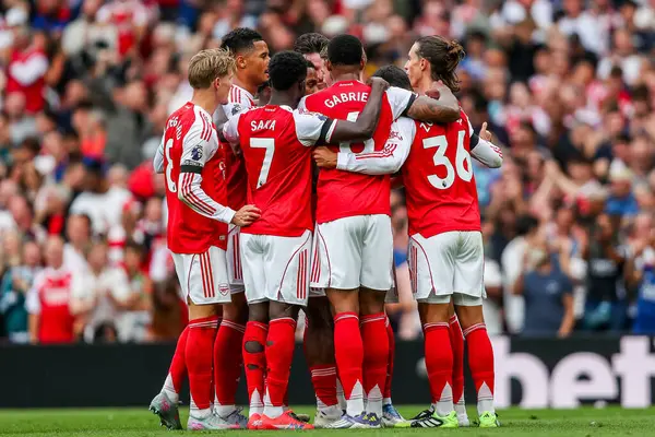 Arsenal 'den Jurrien Timber, 23 Ağustos 2025' te Birleşik Emirates Stadyumu 'nda oynanan Premier League maçında takım arkadaşlarıyla 1-0' lık galibiyetini kutluyor.