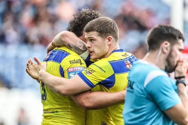 Warrington Wolves 'tan Toby King, 24 Ağustos 2025' te İngiltere 'nin Huddersfield Stadyumu' nda oynanan Betfred Süper Lig 23. Maçı 'nda Huddersfield Giants ve Warrington Wolves maçını kutluyor.