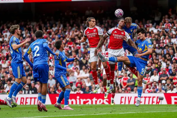Arsenal 'den Gabriel Magalhaes, 23 Ağustos 2025' te Birleşik Krallık 'taki Emirates Stadyumu' nda oynanan Premier League maçında topa liderlik ediyor.