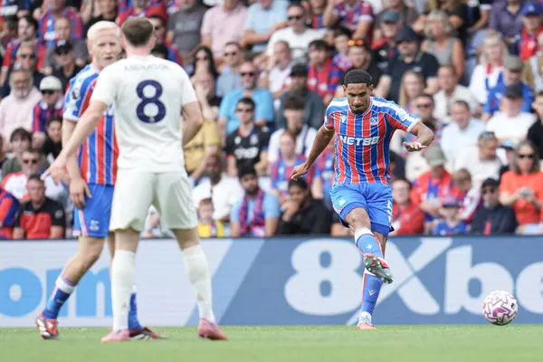 Crystal Palace 'dan Maxence Lacroix, 24 Ağustos 2025' te İngiltere 'nin Selhurst Park kentinde oynanan Premier League maçı sırasında Nottingham Ormanı' na karşı Crystal Palace maçında pas attı.