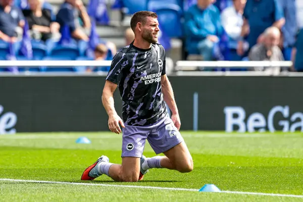 Brighton & Hove Albion takımlarından James Milner, İngiltere 'nin Liverpool şehrinde 24 Ağustos 2025 tarihinde oynanan Premier Lig karşılaşması öncesinde Everton, Brighton ve Hove Albion' a karşı ısındı.