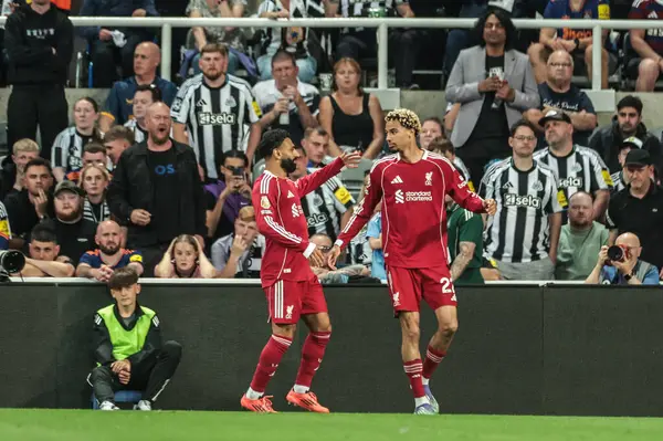 Liverpool 'dan Hugo Ekitike, 25 Ağustos 2025' te St. James 's Park, Newcastle, İngiltere' de oynanan Premier League maçı Newcastle United - Liverpool maçında 0-2 kazanma hedefini kutluyor.