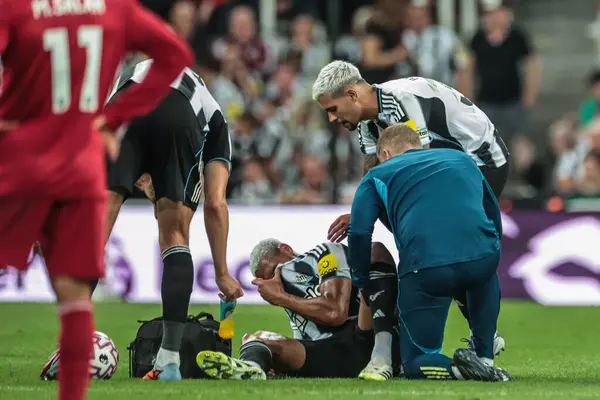 Newcastle United takımından Joelinton, Liverpool 'lu Ryan Gravenberch' in Premier League karşılaşması Newcastle United 'a karşı Liverpool maçında 25 Ağustos 2025' te St. James 's Park, Newcastle' da faul yapması üzerine ıstırap içinde haykırıyor.