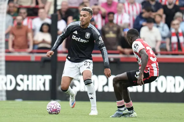 Aston Villa 'dan Morgan Rogers Premier Lig maçında Brentford, Aston Villa' ya karşı Gtech Community Stadyumu, Londra, 23 Ağustos 2025