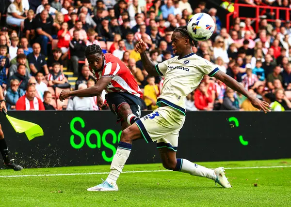 Sheffield United takımından Femi Seriki, 23 Ağustos 2025 'te Bramall Lane, Sheffield, Birleşik Krallık' ta Sheffield United 'a karşı oynadığı Gökyüzü İddia Şampiyonası maçında topu geçiyor.