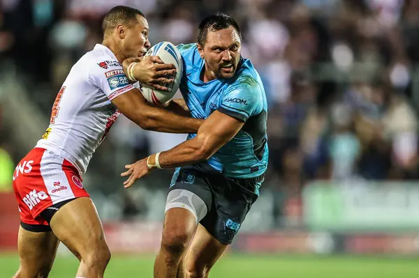 Hull FC 'den Jordan Rapana, Betfred Süper Lig 23. Maç sırasında St Helens vs Hull FC' ye karşı St Helens Stadyumu, St Helens, Birleşik Krallık, 22 Ağustos 2025 'te oynanan karşılaşmada St. Helens' li Moses Mbye tarafından yenildi.