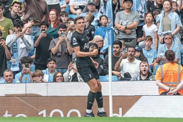 Tottenham Hotspur 'dan Joao Palhinha, Premier League maçında Manchester City Tottenham Hotspur' a karşı 23 Ağustos 2025 'te Etihad Stadyumu' nda 0-2 'lik galibiyet golünü kutluyor.