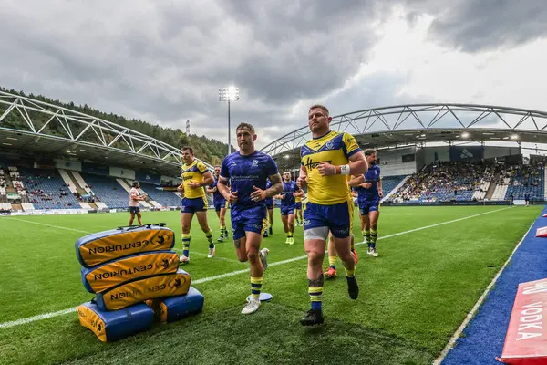 Warrington Wolves takımından Luke Yates ve Sam Powell, 24 Ağustos 2025 'te İngiltere' nin Huddersfield Stadyumu 'nda oynanan Betfred Süper Lig 23. Raundu' ndaki ısınma turu sonrasında sahadan ayrıldılar.