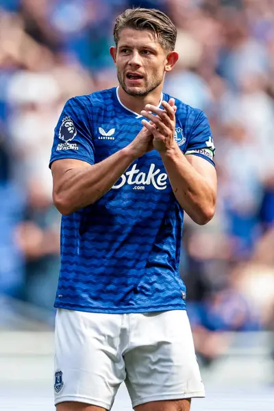 Everton 'dan James Tarkowski, 24 Ağustos 2025' te İngiltere 'nin Liverpool kentinde oynanan Premier Lig karşılaşmasında Everton, Brighton ve Hove Albion' a karşı kazandığı galibiyet sonrasında taraftarlarını kabul ediyor.