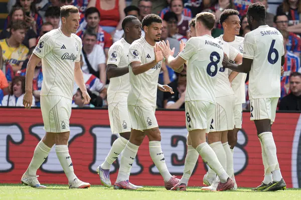 Nottingham Ormanı oyuncuları 24 Ağustos 2025 'te İngiltere' nin Selhurst Park kentinde oynanan Kristal Saray - Nottingham Forest maçında golü kutladılar.