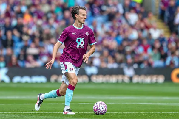 Burnley 'den Hjalmar Ekdal Premier Lig maçı sırasında Burnley, Burnley' e karşı Turf Moor, Burnley, İngiltere, 23 Ağustos 2025