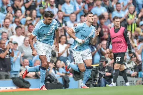 Manchester City 'den Rodri ve Phil Foden, Manchester City' nin 23 Ağustos 2025 'te Etihad Stadyumu' nda Tottenham Hotspur 'a karşı oynadığı Premier League maçında temsil edilmektedir.