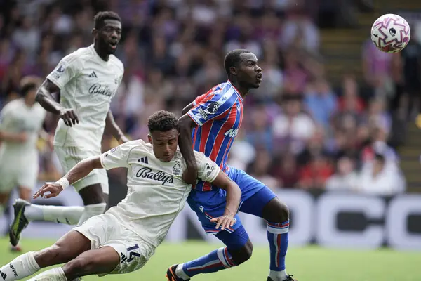 Nottingham Ormanı 'ndan Dan Ndoye ve Kristal Saray' dan Tyrick Mitchell Premier Lig maçı sırasında Selhurst Park, Londra, Birleşik Krallık 'ta oynanan Crystal Palace - Nottingham Ormanı maçı sırasında mücadele ettiler.
