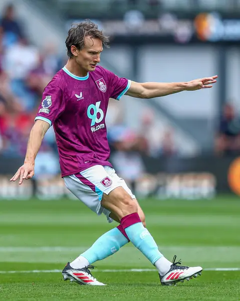 Burnley 'den Hjalmar Ekdal Premier Lig maçı sırasında Burnley, Burnley' e karşı Turf Moor, Burnley, İngiltere, 23 Ağustos 2025