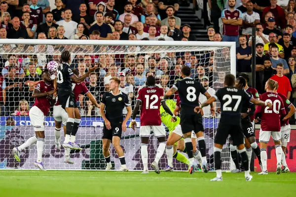 Chelsea 'den Joao Pedro Premier Lig maçında 2-2 öne geçiyor. West Ham United Chelsea' ye karşı Londra Stadyumu, Londra, İngiltere, 22 Ağustos 2025