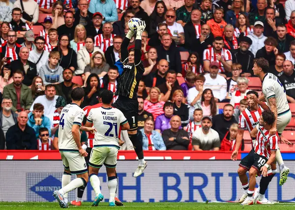 Michael Cooper Sheffield United, 23 Ağustos 2025 'te Bramall Lane, Sheffield, İngiltere' de Sheffield United ve Millwall arasındaki Sky Bet Şampiyonası maçında topu yakaladı.