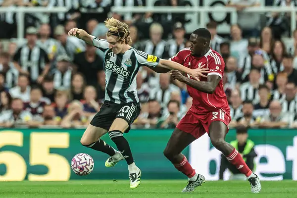 Newcastle United takımından Anthony Gordon, Liverpool 'lu İbrahima Konat ile oynanan Premier League maçı sırasında St.James' s Park, Newcastle, İngiltere 'de oynanan karşılaşmada faul yaptı.