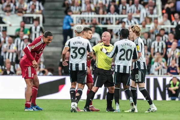 Newcastle United 'dan Bruno Guimares, Newcastle United' tan Anthony Elanga ve Newcastle United 'tan Anthony Gordon, Liverpool' dan Virgil van Dijk 'in Premier League sırasında Newcastle United' tan Anthony Gordon 'ın faul yapması üzerine Simon Hooper' a başvurdu. 