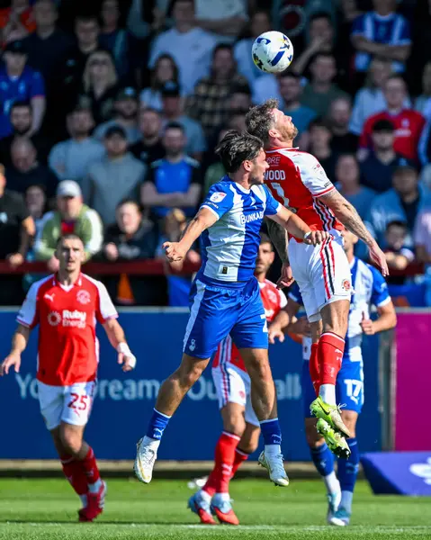 Fleetwood Town 'dan James Norwood, 23 Ağustos 2025' te İngiltere 'nin Highbury Stadyumu' ndaki Fleetwood Town - Oldham Athletic maçında havada Reagan Ogle 'a meydan okuyor.