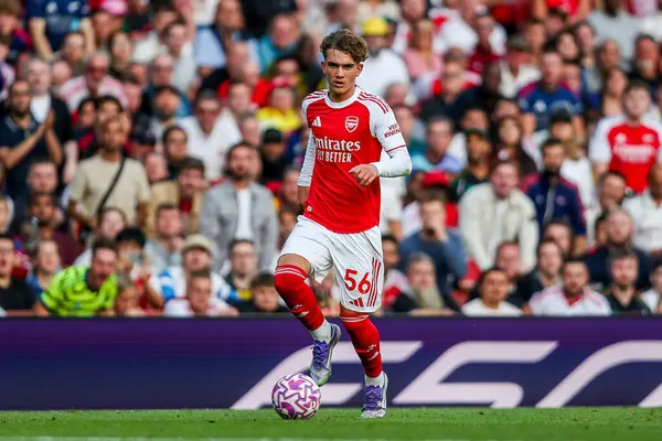 Arsenal 'den Max Robert Dowman, 23 Ağustos 2025' te Londra 'daki Emirates Stadyumu' nda oynanan Premier League maçında topla koşuyor.