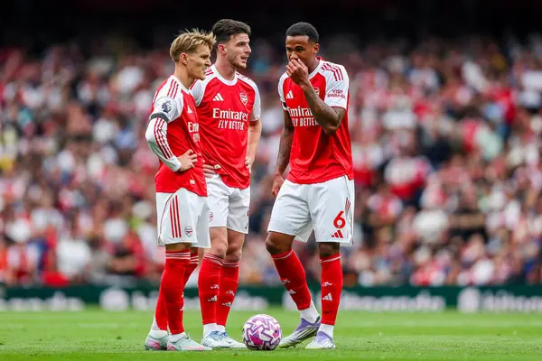 Gabriel Magalhaes, 23 Ağustos 2025 tarihinde İngiltere 'nin başkenti Londra' daki Emirates Stadyumu 'nda oynanan Premier League maçında Martin Odegaard ve Arsenal Rice ile konuştu.