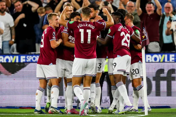 West Ham United takımından Lucas Paqueta, 22 Ağustos 2025 'te Londra' daki Londra Stadyumu 'nda oynanan Premier League maçında takım arkadaşlarıyla 1-0' lık galibiyetini kutluyor.