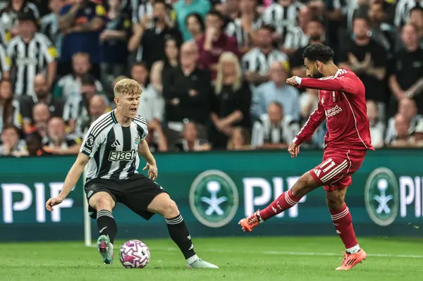 Lewis Hall of Newcastle United, Liverpool Premier Ligi maçı sırasında İngiltere 'nin Newcastle şehrinde oynanan St.James' s Park maçında Liverpool 'lu Muhammed Salah' tan bir haçı blokluyor.