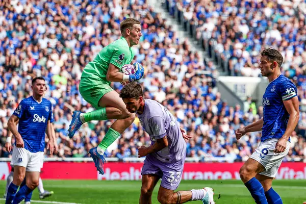 Everton 'dan Jordan Pickford, İngiltere' nin Liverpool şehrindeki Hill Dickinson Stadyumu 'nda oynanan Everton ve Hove Albion Premier Lig maçında kurtarıyor.