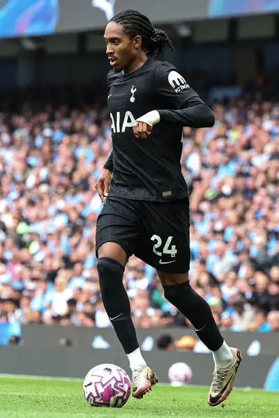 Tottenham Hotspur 'dan Djed Spence Premier Lig karşılaşmasında topla birlikte Manchester City Tottenham Hotspur' a karşı Etihad Stadyumu, Manchester, İngiltere, 23 Ağustos 2025