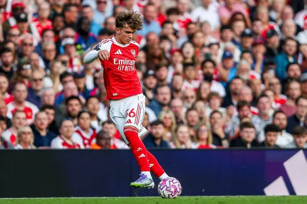 Arsenal 'den Max Robert Dowman, 23 Ağustos 2025' te Birleşik Krallık Emirates Stadyumu 'nda oynanan Premier League maçında pas attı.