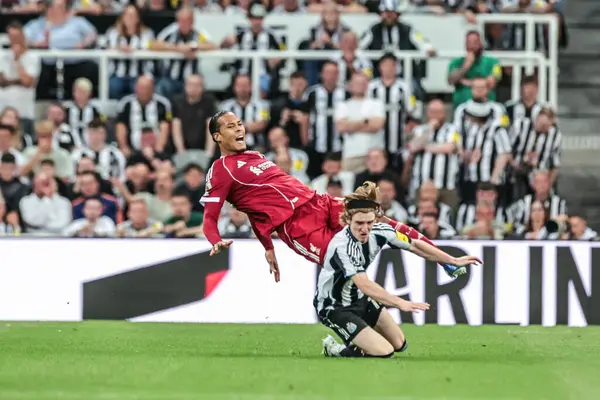 Newcastle United takımından Anthony Gordon, Liverpool 'lu Virgil van Dijk' e faul yaptı ve Premier League 'de oynanan Newcastle United ile Newcastle Park, Newcastle, İngiltere' deki Liverpool maçında kırmızı kart aldı.