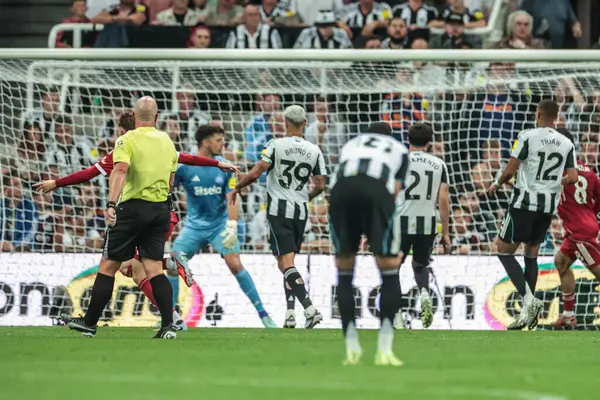 Liverpool 'dan Rio Ngumoha, 25 Ağustos 2025' te St. James 's Park, Newcastle, İngiltere' de oynanan Premier League maçı sırasında 16 yaşında (17 Ağustos 'ta) 2-3 berabere kaldı.