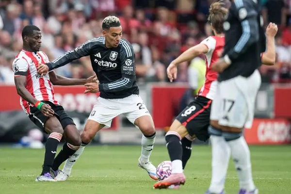 Premier Lig maçı sırasında Brentford, Aston Villa 'ya karşı Gtech Community Stadyumu, Londra, 23 Ağustos 2025