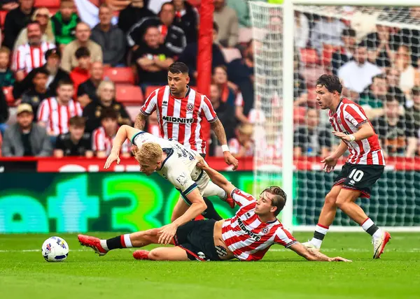 Millwall 'dan Josh Coburn, Sheffield United takımından Sydie Peck tarafından 23 Ağustos 2025' te Bramall Lane, Sheffield, İngiltere 'de oynanan Sky Bet Şampiyonası maçında yenildi.