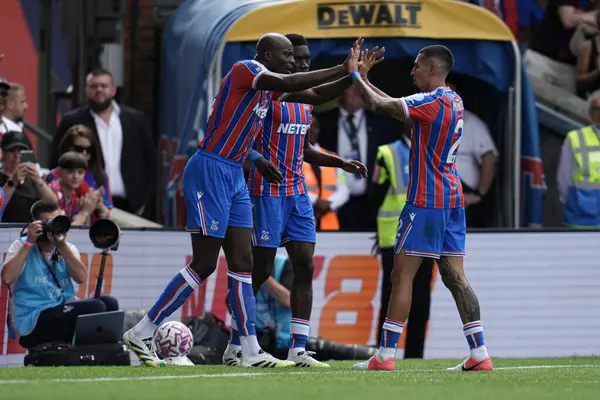 Kristal Saray, Kristal Saray 'dan Ismala Sarr' ı Premier Lig maçı sırasında Selhurst Park, Londra 'da oynanan Nottingham Ormanı maçında kutladı. 24 Ağustos 2025