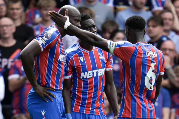 Kristal Saray 'dan Ismala Sarr, Kristal Saray' dan Marc Guhi ve Kristal Saray 'dan Jean-Philippe Mateta Premier Lig maçı sırasında Nottingham Ormanı' na karşı Selhurst Park, Londra, Birleşik Krallık, 24 Ağustos 2025