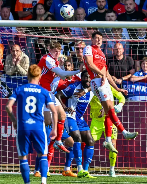 Fleetwood Town 'dan James Bolton ve Finley Potter, Fleetwood Ligi 2 maçında Fleetwood Town' a karşı Oldham Atletizm maçında 23 Ağustos 2025 'te İngiltere' nin Highbury Stadyumu 'nda karşı karşıya geldiler.