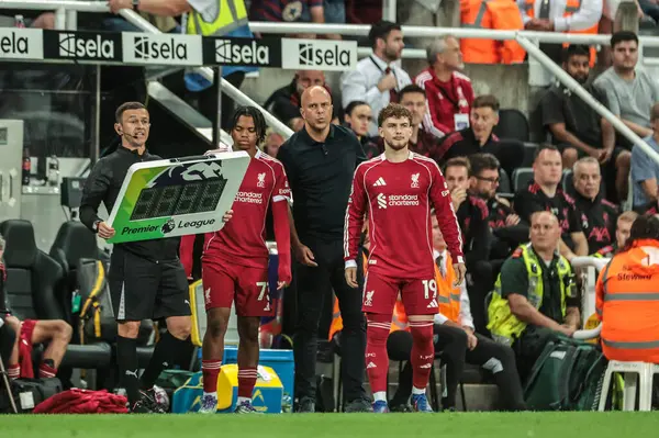Liverpool ve Rio Ngumoha takımlarından Harvey Elliott (29 Ağustos 'ta 17 yaşına basar), Premier League' de oynanan Newcastle United - Liverpool maçı sırasında St. James 's Park, Newcastle, İngiltere, 25 Ağustos 2025' te oynanır.