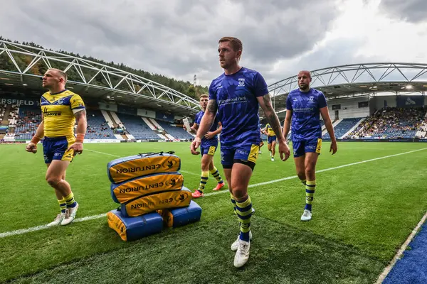 Warrington Wolves takımından Marc Sneyd, Betfred Süper Lig 23. Raundda Warrington Wolves 'a karşı oynadığı maçın ardından 24 Ağustos 2025' te İngiltere 'nin Accu Stadyumu' nda Warrington Wolves maçında sahadan ayrılıyor.