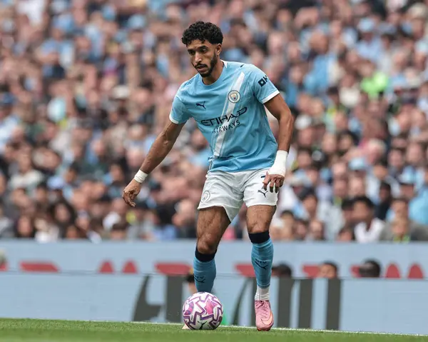 Manchester City 'den Omar Marmoush Premier Lig maçında topu alarak Manchester City' ye karşı Tottenham Hotspur 'a karşı Etihad Stadyumu, Manchester, 23 Ağustos 2025