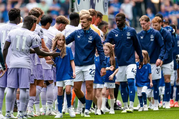 Everton 'dan Kiernan Dewsbury-Hall, 24 Ağustos 2025 tarihinde Liverpool, Liverpool' daki Hill Dickinson Stadyumu 'nda oynanan Premier League maçı öncesinde sahaya çıktı.