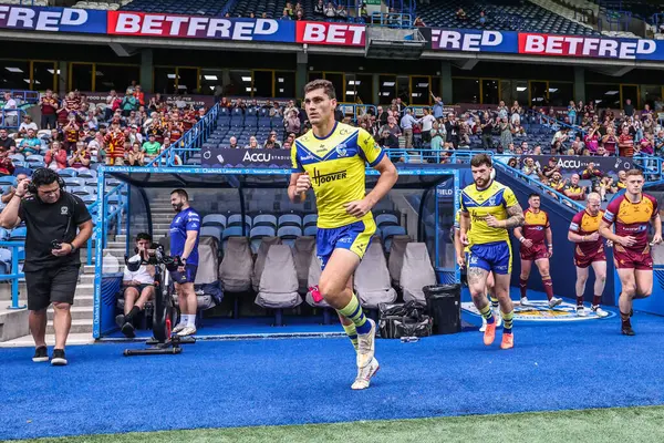 Warrington Wolves 'tan Sam Stone, 24 Ağustos 2025' te İngiltere 'nin Huddersfield Stadyumu' nda oynanan Betfred Süper Lig 23. Raundda Huddersfield Giants ve Warrington Wolves maçında maça çıkıyor.