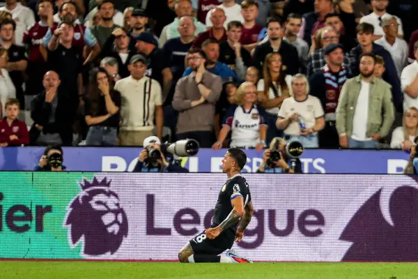 Chelsea 'den Enzo Fernandez, 22 Ağustos 2025' te Londra 'daki Londra Stadyumu' nda oynanan Premier League maçında 1-3 'lük galibiyet golünü kutluyor.