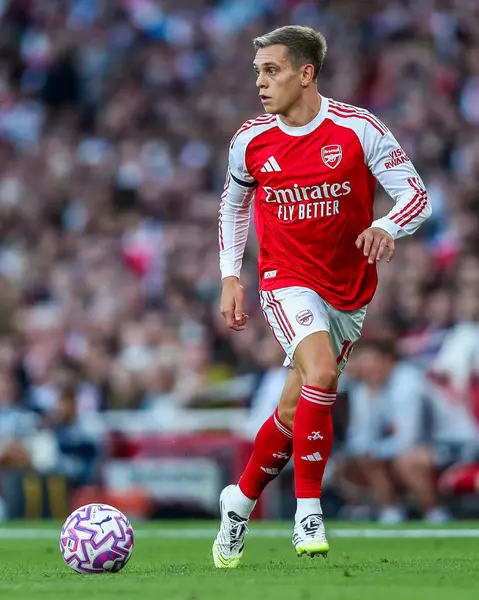 Arsenal 'den Leandro Trossard, 23 Ağustos 2025' te Londra 'daki Emirates Stadyumu' nda oynanan Premier League maçında topla koşuyor.